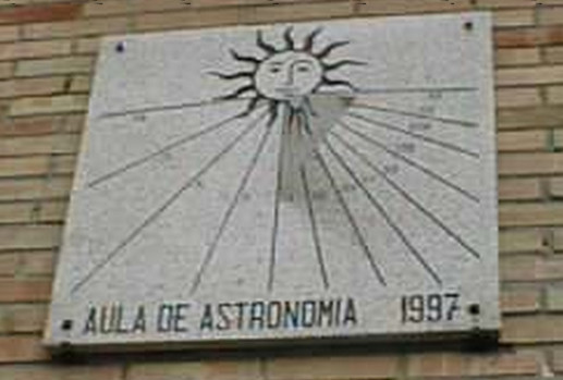 Reloj de sol del aula de astronomía en la fachada del instituto.